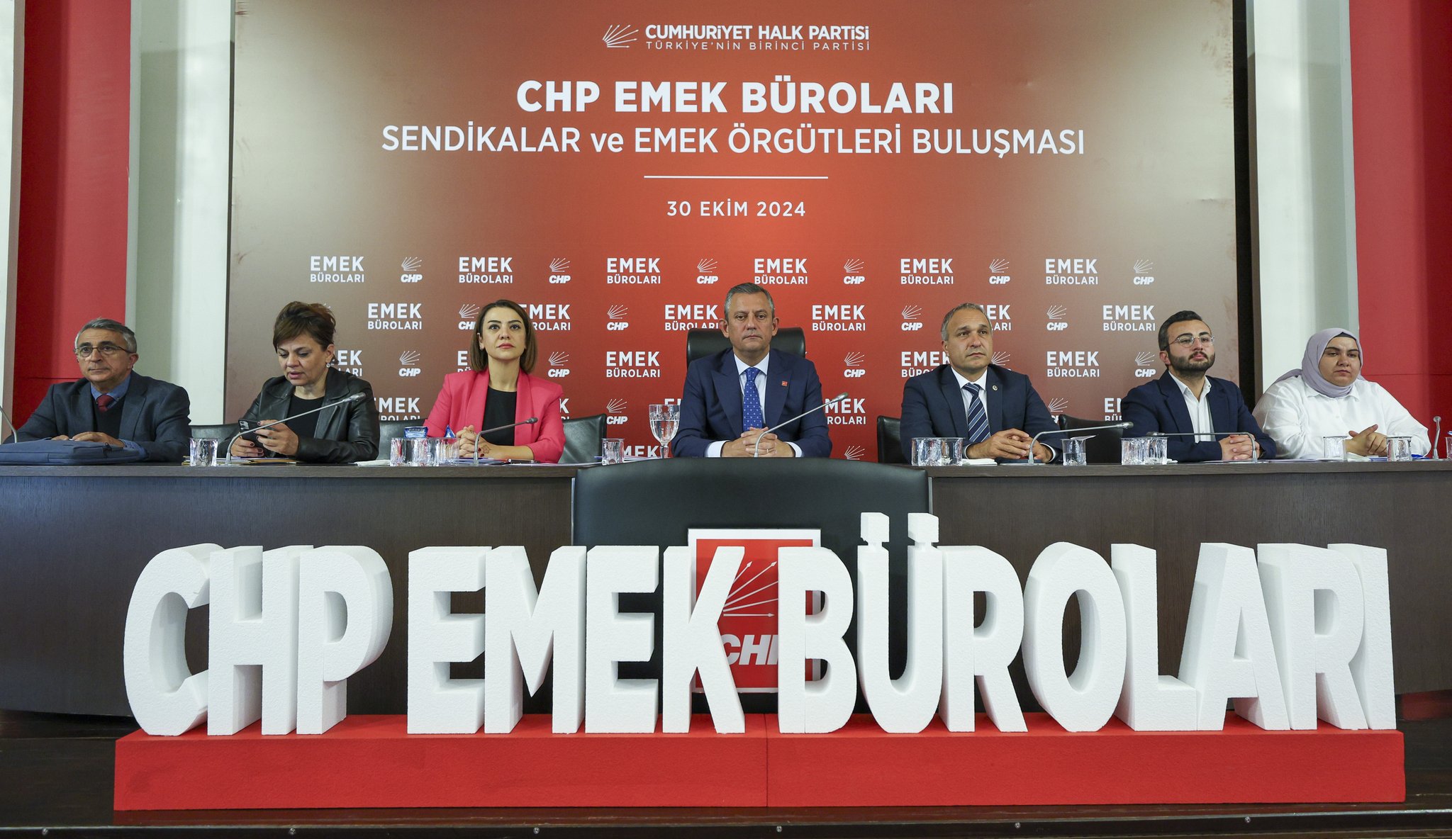 Cumhuriyet Halk Partisi Emek Büroları’nın düzenlediği Sendikalar ve Emek Örgütleri Buluşmasında, Üniversite mezunu kamu işçilerin Statü değişikliği, kamu işçilerin çalışma hayatına yönelik sorunlarına yönelik bir takım sorunlar ve diğer çalışanların alışma hayatına yönelik sorunlar dile getirildi.