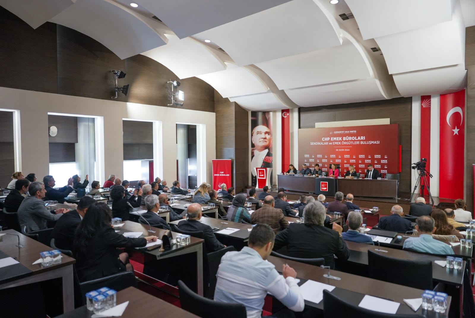 Cumhuriyet Halk Partisi Emek Büroları’nın düzenlediği Sendikalar ve Emek Örgütleri Buluşmasında, İşçi Platform Başkanı Savaş İmal tarafından Üniversite mezunu kamu işçilerin Statü değişikliği hususunda CHP’ye talebimizi dile getirişi
