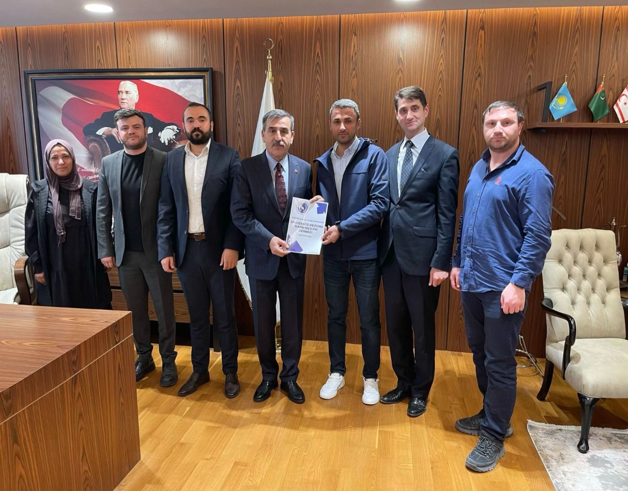 Üniversiteli İşçiler Derneği Yönetimi, Türkiye Kamu-Sen Genel Başkanı Sayın Önder Kahveci’yi ziyarette bulunarak taleplerimizi kendisine iletildi.